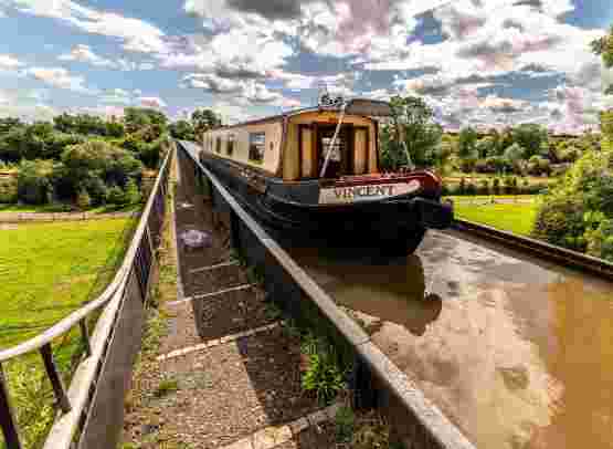 Discover Stratford-upon-Avon on a canal boat
