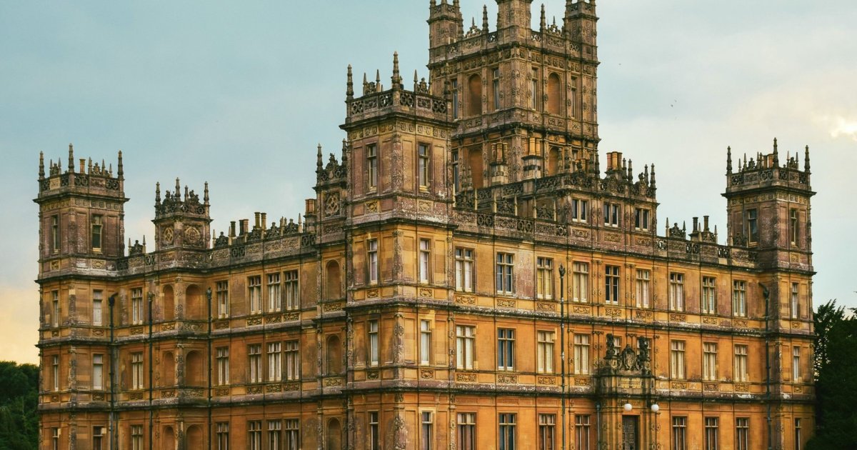 Downton Abbey and Village Tour from London by Mini Coach