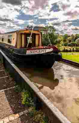 Discover Stratford-upon-Avon on a canal boat