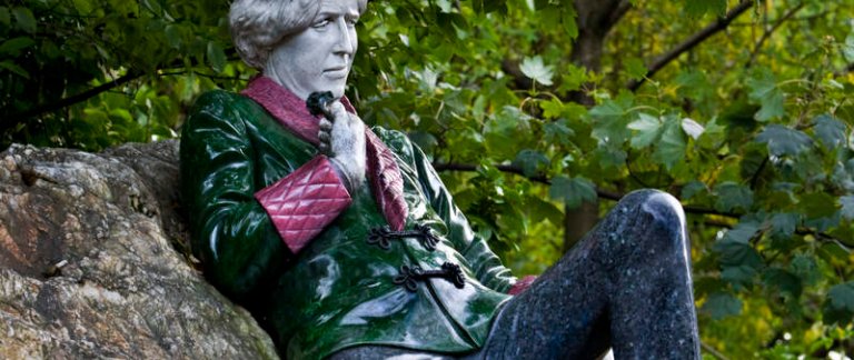 Ireland - Oscar Wilde statue - Tourism Ireland.jpg